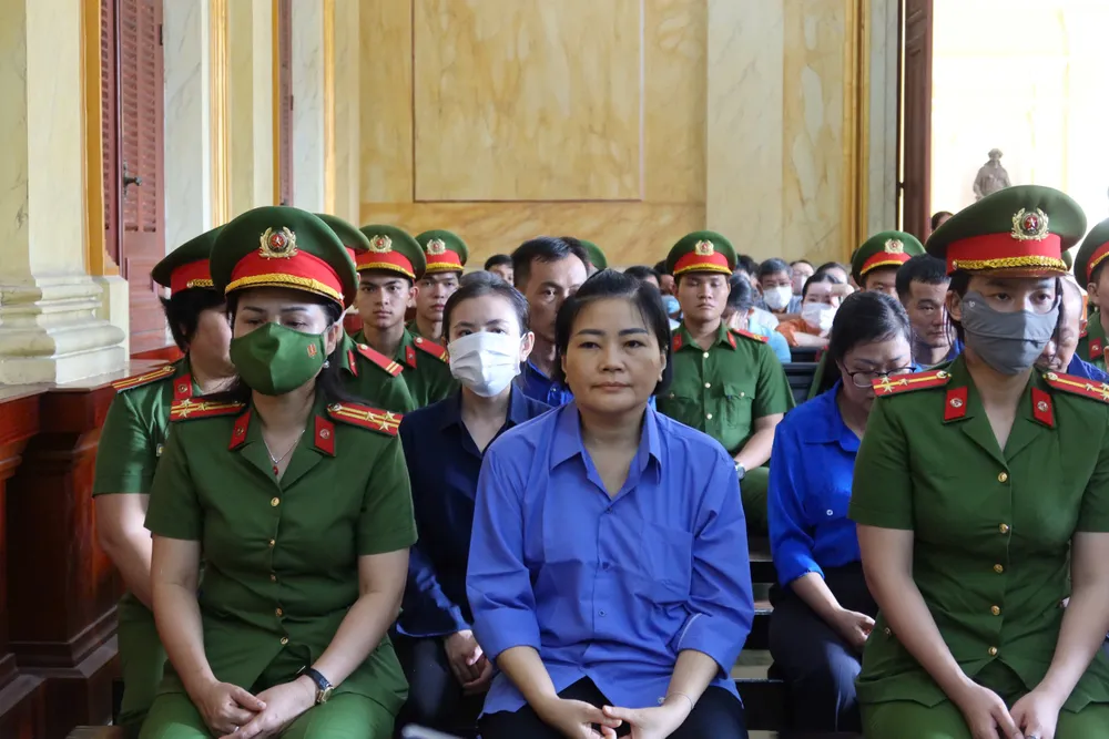 Các bị cáo tại phiên xét xử. Ảnh: TRẦN MINH cuu-tong-giam-doc-sjc-le-thuy-hang-xin-nhan-loi-truoc-toa-3.jpg