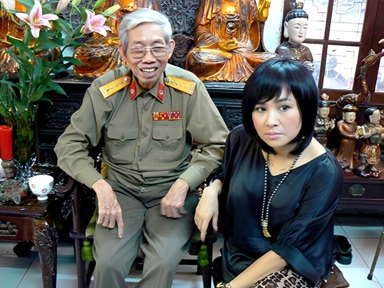 Hình ảnh diva Thanh Lam ngồi cạnh bố.