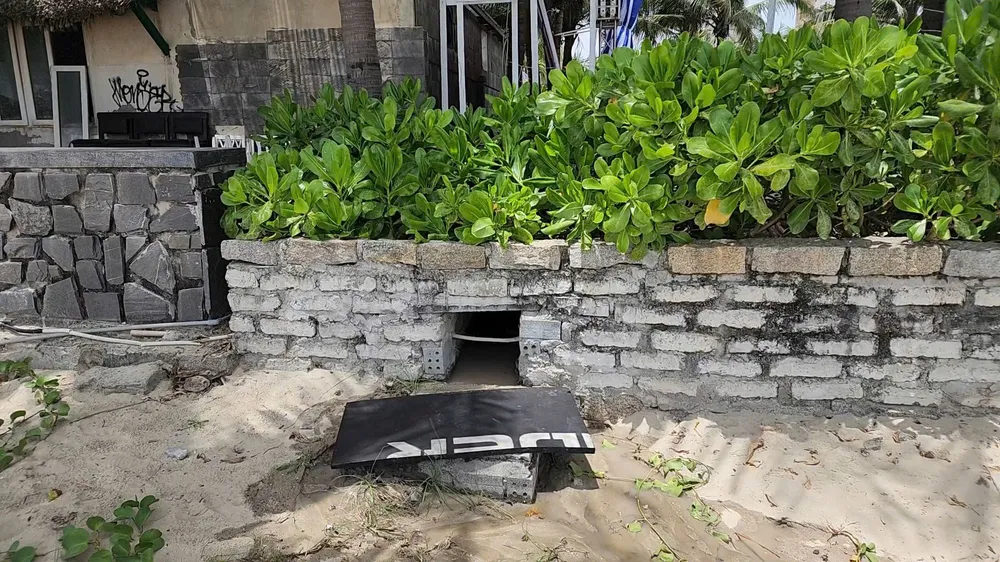 Cống xả nước thải được che chắn bởi tấm xốp. Ảnh: MINH TRƯỜNG. z6514190082304_9c98dc6e6e5e7fd6fbc259fe559ee592.jpg