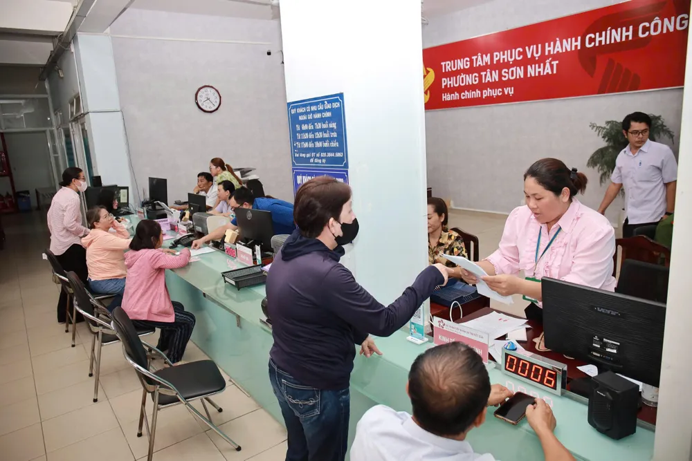 Nhiều nơi đang diễn ra tình trạng "vừa thừa, vừa thiếu" cán bộ. Ảnh: HÀ THƯ biet-phai-can-bo-4.jpg