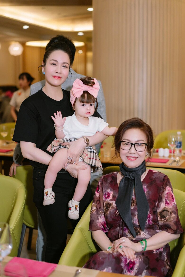 Mẹ chồng cũ của Nhật Kim Anh gửi quà quê từ Cần Thơ lên, bé Julia là cháu nội cưng dù không cùng huyết thống 3 Nhật Kim Anh và mẹ chồng cũ có mối quan hệ tốt đẹp.