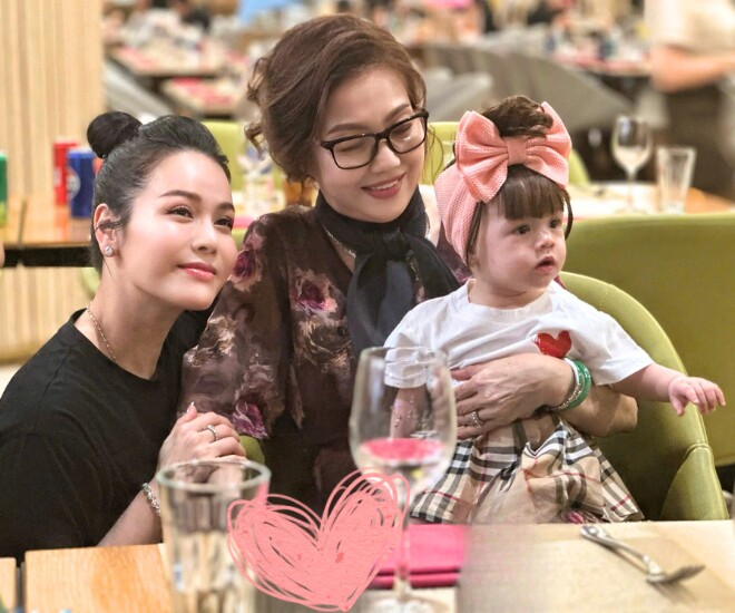 Mẹ chồng cũ của Nhật Kim Anh gửi quà quê từ Cần Thơ lên, bé Julia là cháu nội cưng dù không cùng huyết thống 4 Khoảnh khắc bé Julia ngồi ngoan trong lòng bà nội.