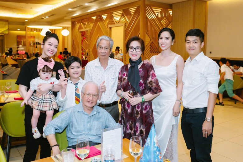 Mẹ chồng cũ của Nhật Kim Anh gửi quà quê từ Cần Thơ lên, bé Julia là cháu nội cưng dù không cùng huyết thống 8 Nhật Kim Anh thoải mái đứng chung khung hình với bạn gái của chồng cũ.