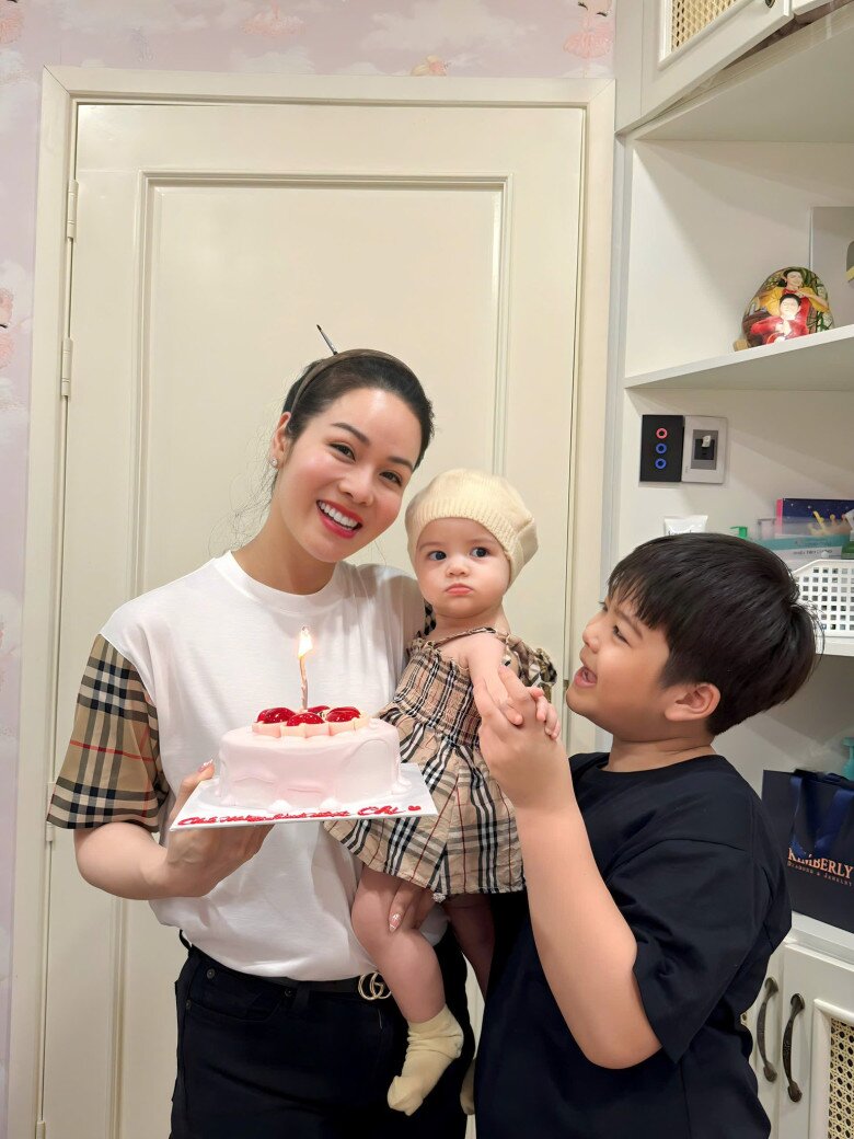 Mẹ chồng cũ của Nhật Kim Anh gửi quà quê từ Cần Thơ lên, bé Julia là cháu nội cưng dù không cùng huyết thống 10 Nhật Kim Anh hạnh phúc bên 2 con đủ nếp, đủ tẻ.