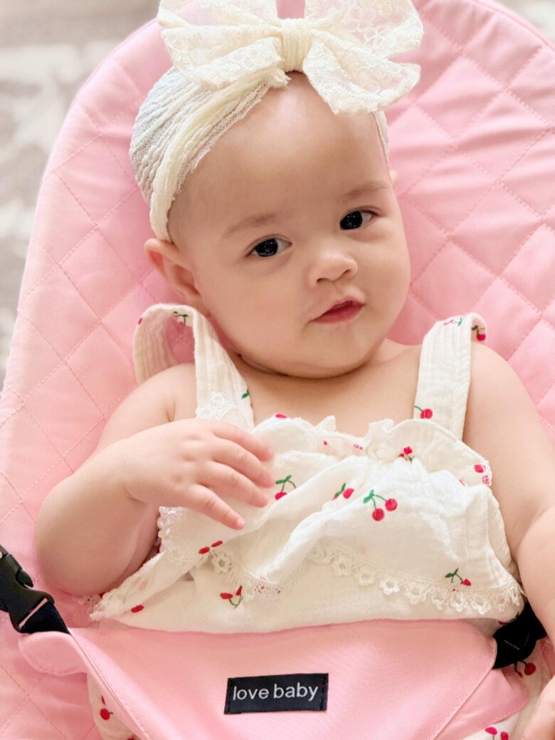 Mẹ chồng cũ của Nhật Kim Anh gửi quà quê từ Cần Thơ lên, bé Julia là cháu nội cưng dù không cùng huyết thống 11 Chào đời vào đầu năm 2025, con gái của nữ diễn nay trông xinh xắn như búp bê.