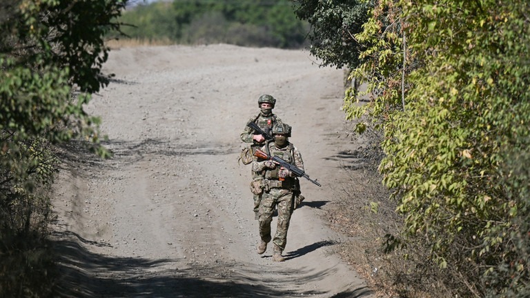 Ukraine liên tiếp phá hủy máy bay Nga, Moscow kiểm soát làng quan trọng ở Donbass- Ảnh 3.