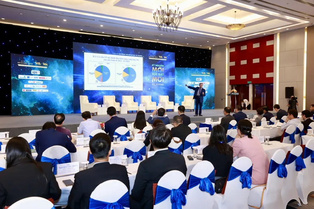 TS. Cấn Văn Lực, chuyên gia kinh tế trưởng BIDV chia sẻ tại diễn đàn. Ảnh: NGỌC DIỆP CanVanLuc1.jpg