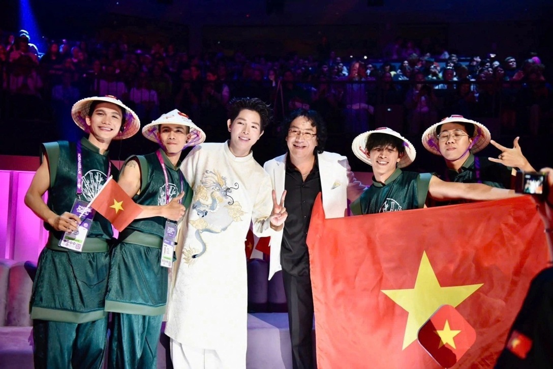 Nam ca sĩ từng bị dọa đánh, đổ muối ớt lên đầu: Lột xác thành quán quân thế giới- Ảnh 4.