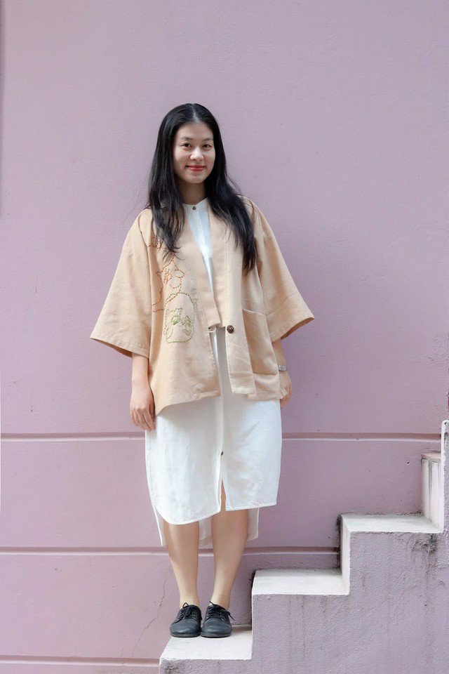 Áo tay lỡ (dài đến khuỷu tay) với dáng suông thoải mái là lựa chọn an toàn cho nàng bắp tay to.