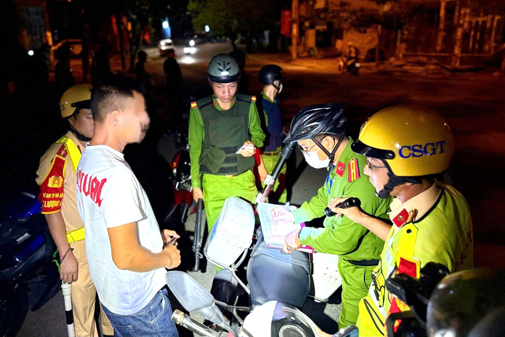 Nghiêm trị hành vi tụ tập, gây rối, ‘càn quấy’ trên đường phố Đà Nẵng 3 Nghiêm trị hành vi tụ tập, gây rối, ‘càn quấy’ trên đường phố Đà Nẵng - Ảnh 3.