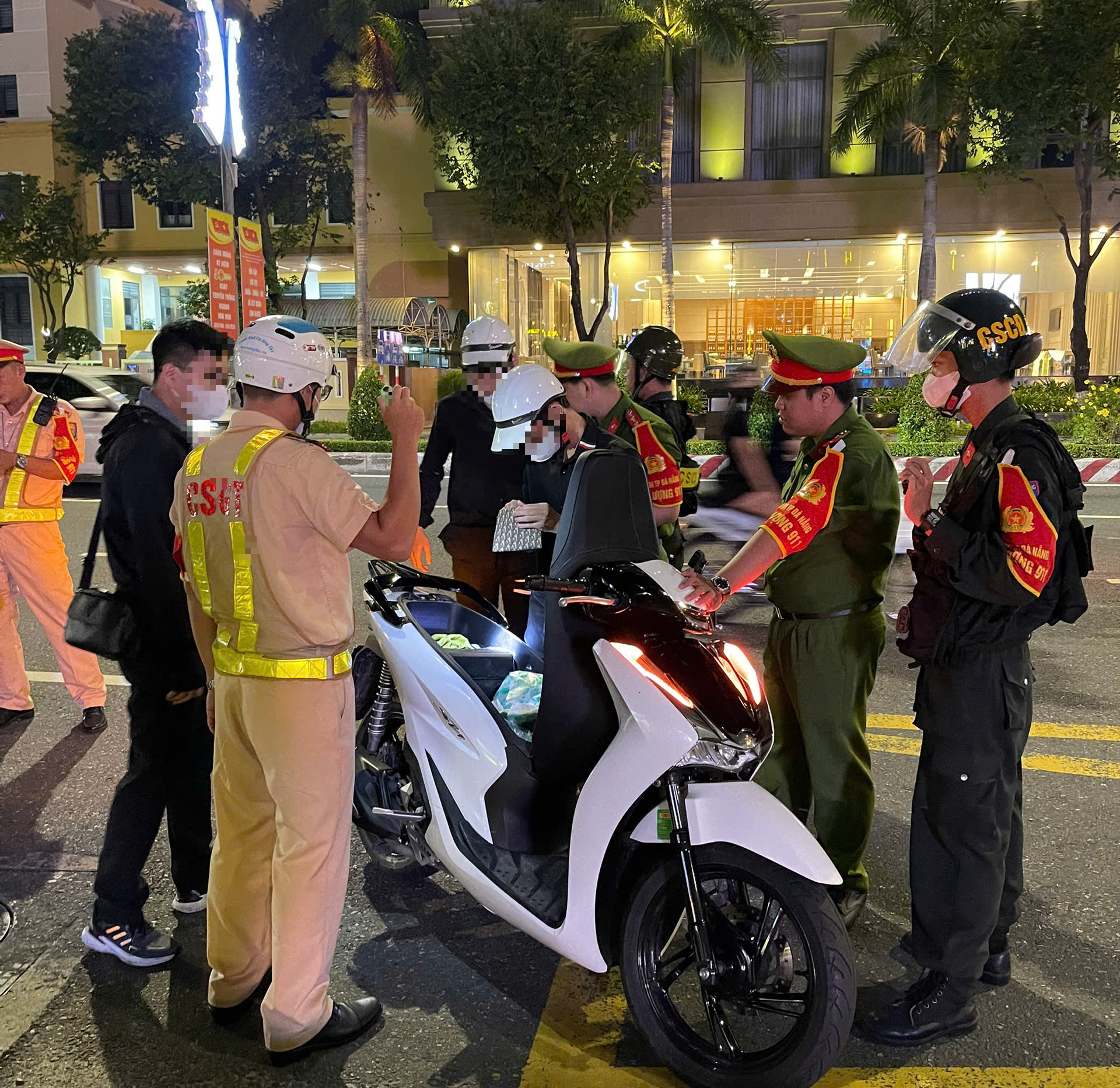 Nghiêm trị hành vi tụ tập, gây rối, ‘càn quấy’ trên đường phố Đà Nẵng 4 Nghiêm trị hành vi tụ tập, gây rối, ‘càn quấy’ trên đường phố Đà Nẵng - Ảnh 4.