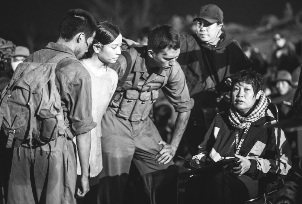 Phim Mưa đỏ chính thức rời rạp từ ngày 29-9, khán giả tiếc nuối 2 Đạo diễn Đặng Thái Huyền (bìa phải) trên phim trường Mưa đỏ. Ảnh: NVCC