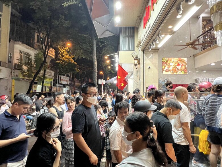 Đến hẹn lại lên, người dân Thủ đô xếp hàng cả tiếng để mua bánh Trung thu: Điểm danh 6 tiệm bánh "hot" nhất năm 2025 2 Đến hẹn lại lên, người dân Thủ đô xếp hàng cả tiếng để mua bánh Trung thu: Điểm danh 6 tiệm bánh amp;#34;hotamp;#34; nhất năm 2025 - 2