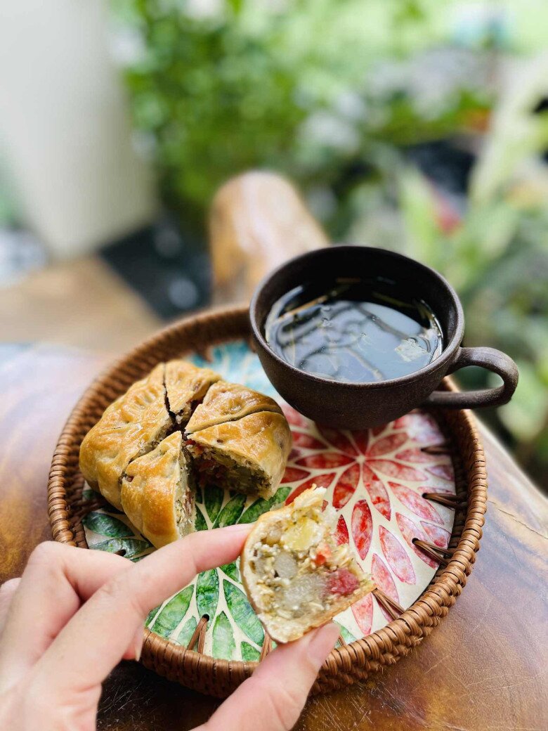 Đến hẹn lại lên, người dân Thủ đô xếp hàng cả tiếng để mua bánh Trung thu: Điểm danh 6 tiệm bánh "hot" nhất năm 2025 5 Đến hẹn lại lên, người dân Thủ đô xếp hàng cả tiếng để mua bánh Trung thu: Điểm danh 6 tiệm bánh amp;#34;hotamp;#34; nhất năm 2025 - 5