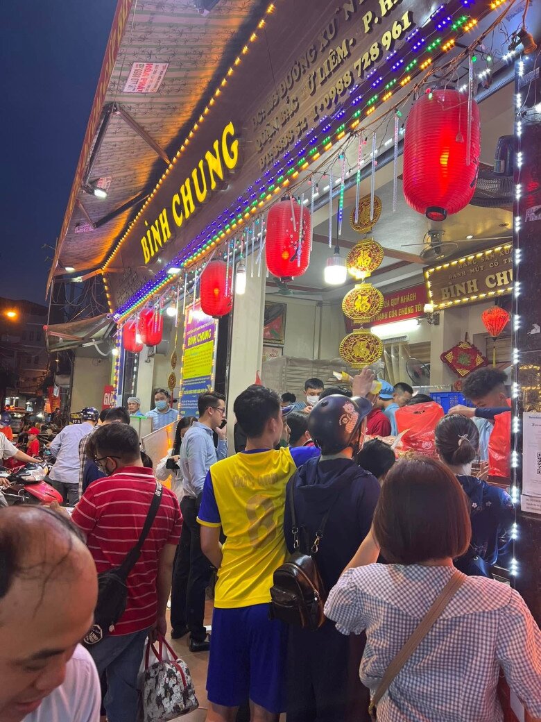 Đến hẹn lại lên, người dân Thủ đô xếp hàng cả tiếng để mua bánh Trung thu: Điểm danh 6 tiệm bánh "hot" nhất năm 2025 6 Đến hẹn lại lên, người dân Thủ đô xếp hàng cả tiếng để mua bánh Trung thu: Điểm danh 6 tiệm bánh amp;#34;hotamp;#34; nhất năm 2025 - 6