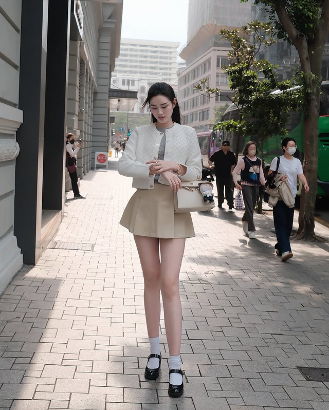 Tự tin ‘thăng hạng’ phong cách với những bản phối cùng áo dạ tweed- Ảnh 6. Tự tin ‘thăng hạng’ phong cách với những bản phối cùng áo dạ tweed- Ảnh 6.