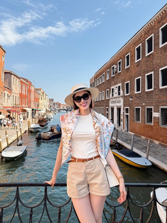 Nâng tầm trang phục khi biết cách sơ vin khéo léo- Ảnh 2. Nâng tầm trang phục khi biết cách sơ vin khéo léo- Ảnh 2.