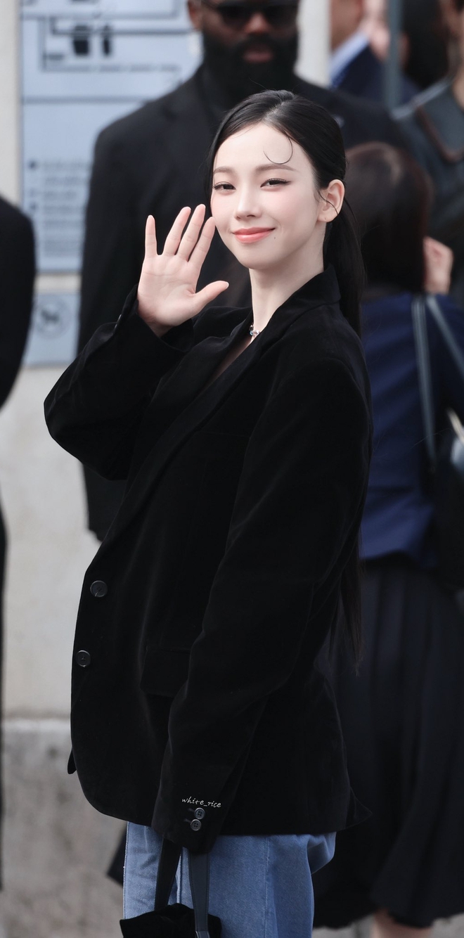 Show Prada hiu hắt đến tội, dàn Đại sứ đồng loạt mất tích vì đâu?- Ảnh 2.