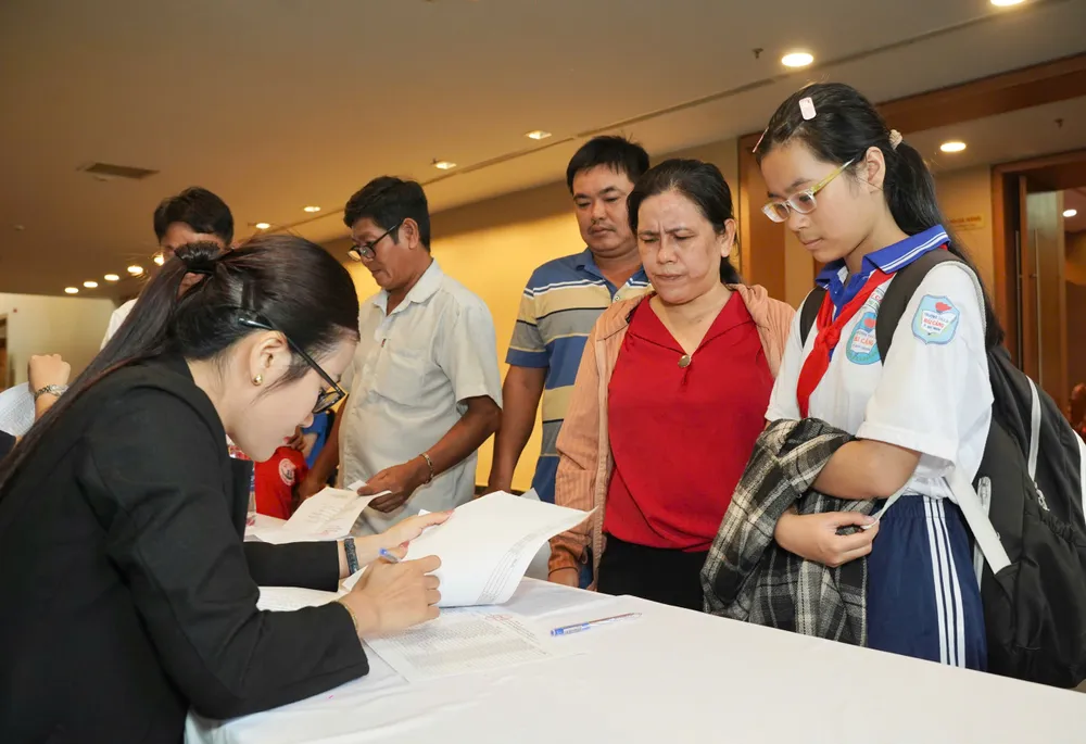 Ban tổ chức sẽ trao 30 suất học bổng cho các em học sinh có hoàn cảnh khó khăn, học giỏi. Ảnh: THUẬN VĂN z7050962148832_b651ec7cc2dfedc6539758c040399ff6.jpg