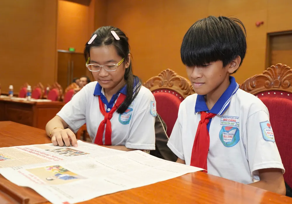 Các em học sinh là con em của các ngư dân có tinh thần vượt khó, học giỏi đến với chương trình. Ảnh: THUẬN VĂN z7050997792314_3af87dd96aac2ac30e1348f5b8762436.jpg