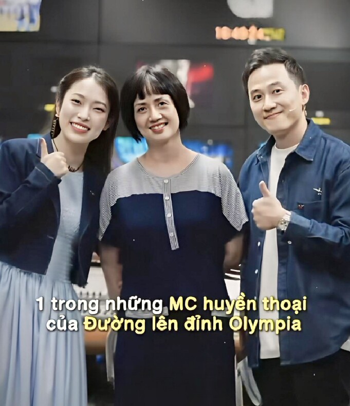 Khoảnh khắc hiếm hoi đứng chung khung hình của bộ 3 MC Đường lên đỉnh Olympia gồm Khánh Vy - Tùng Chi - Ngọc Huy (từ trái sang).