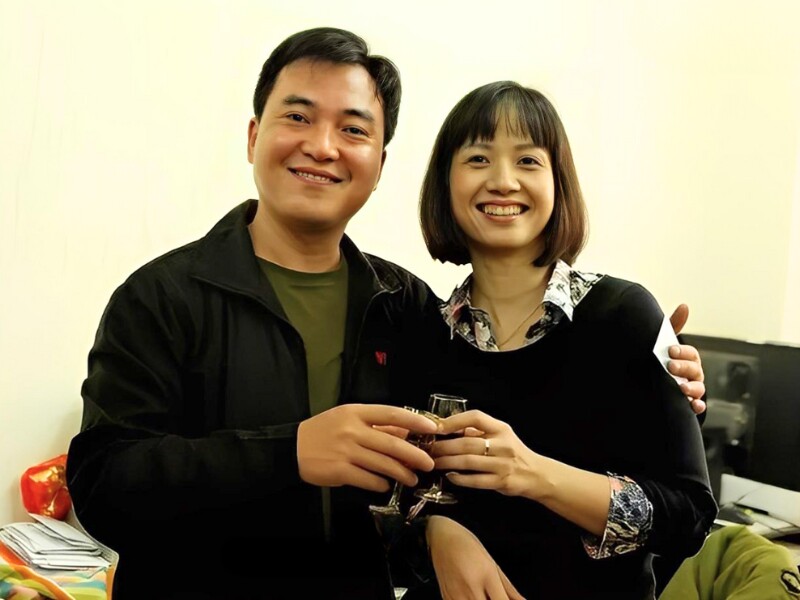 Hình ảnh Tùng Chi chụp ảnh cùng MC Lưu Minh Vũ.