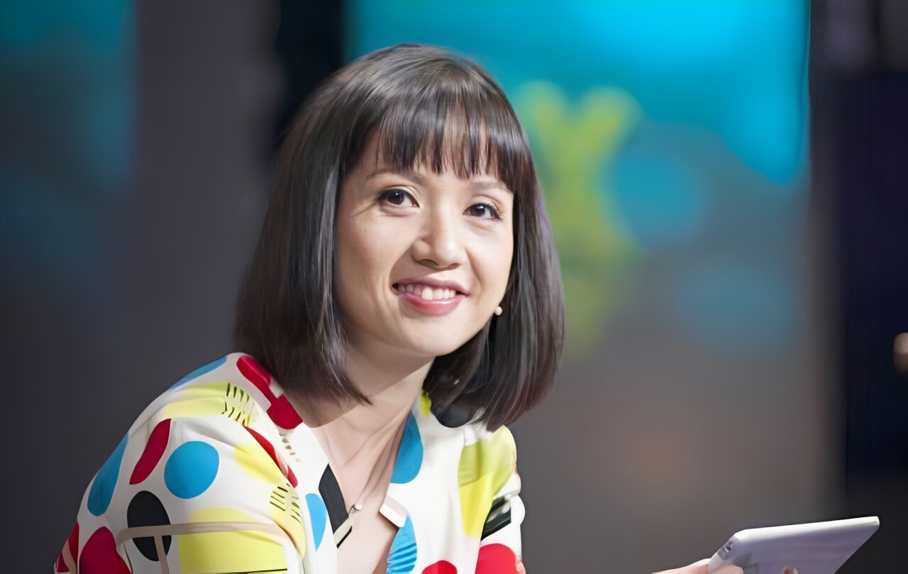 Tùng Chi xây dựng hình ảnh một MC tự tin, thông thái với nền tảng kiến thức vững chắc.