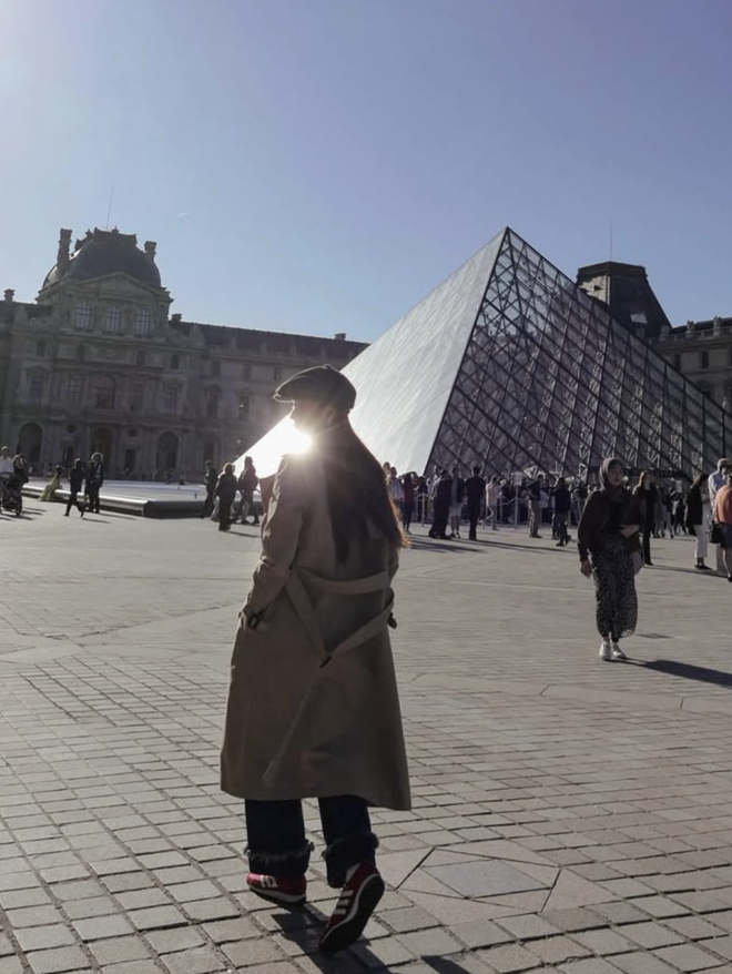 Áo khoác dáng dài tông trung tính, lựa chọn an toàn nhưng đầy khí chất  - Ảnh 2.