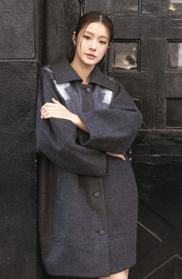 Áo khoác dáng dài tông trung tính, lựa chọn an toàn nhưng đầy khí chất  - Ảnh 9.