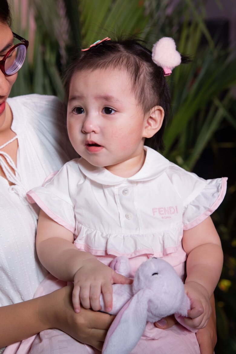 Vợ trẻ Chi Bảo "tiết kiệm chi phí" khi làm tiệc sinh nhật cho con gái, đặt tên tiếng Anh để ái nữ học trường quốc tế 3 Ái nữ của Chi Bảo có vẻ ngoài bụ bẫm, đáng yêu.