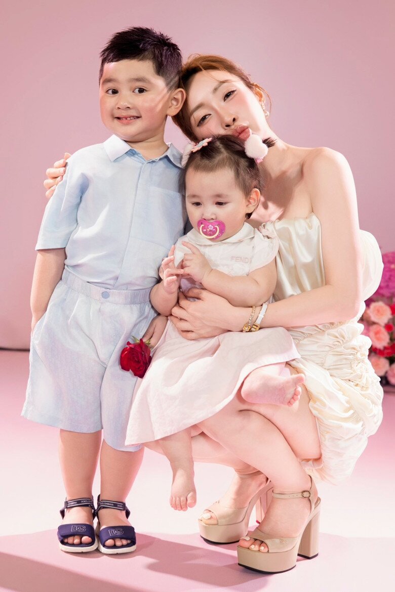 Vợ trẻ Chi Bảo "tiết kiệm chi phí" khi làm tiệc sinh nhật cho con gái, đặt tên tiếng Anh để ái nữ học trường quốc tế 4 Lý Thùy Chang khoe khoảnh khắc ngọt ngào bên 2 con.