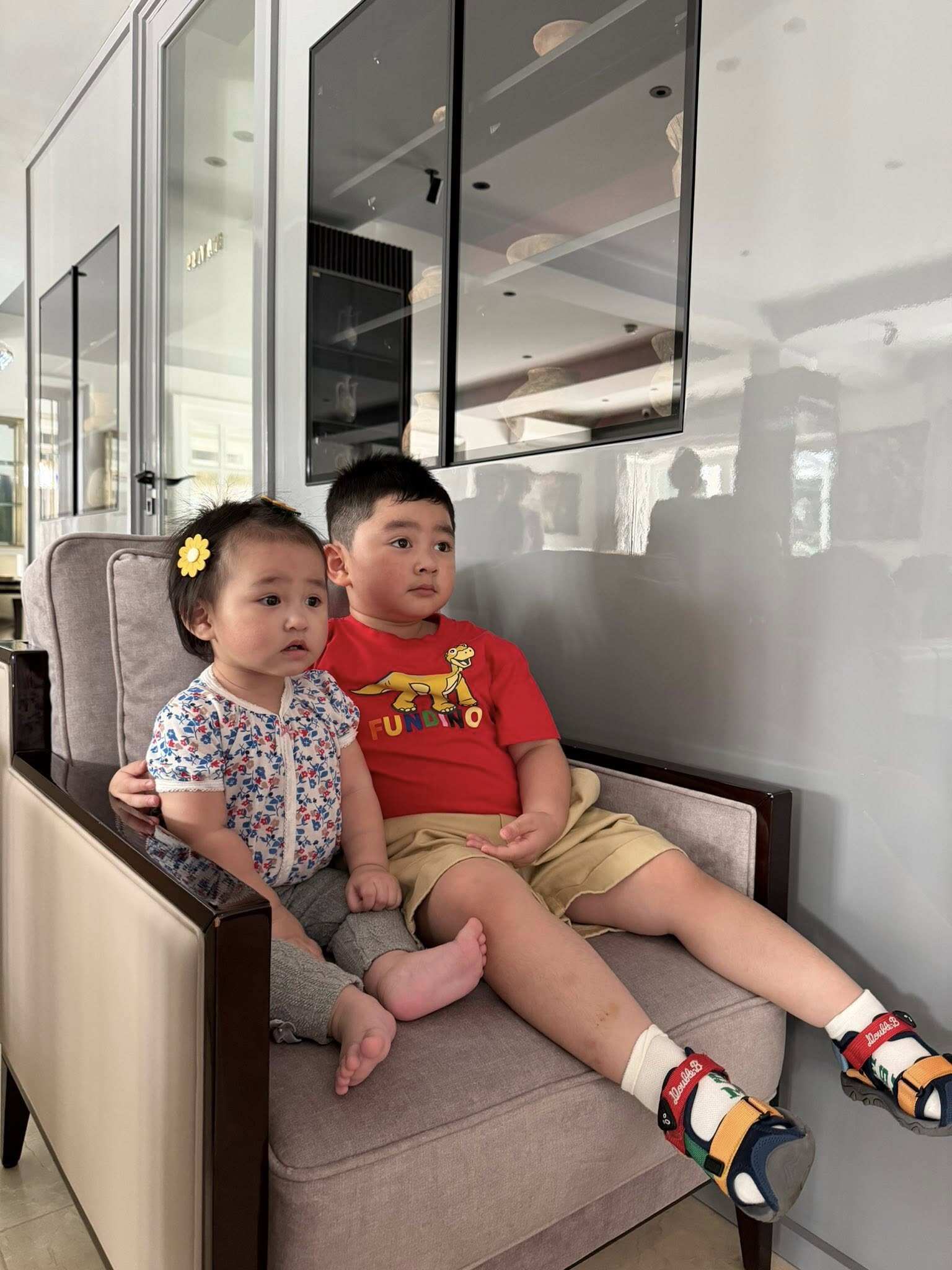 Vợ trẻ Chi Bảo "tiết kiệm chi phí" khi làm tiệc sinh nhật cho con gái, đặt tên tiếng Anh để ái nữ học trường quốc tế 6 Gia Khang rất yêu thương, chiều chuộng em gái.