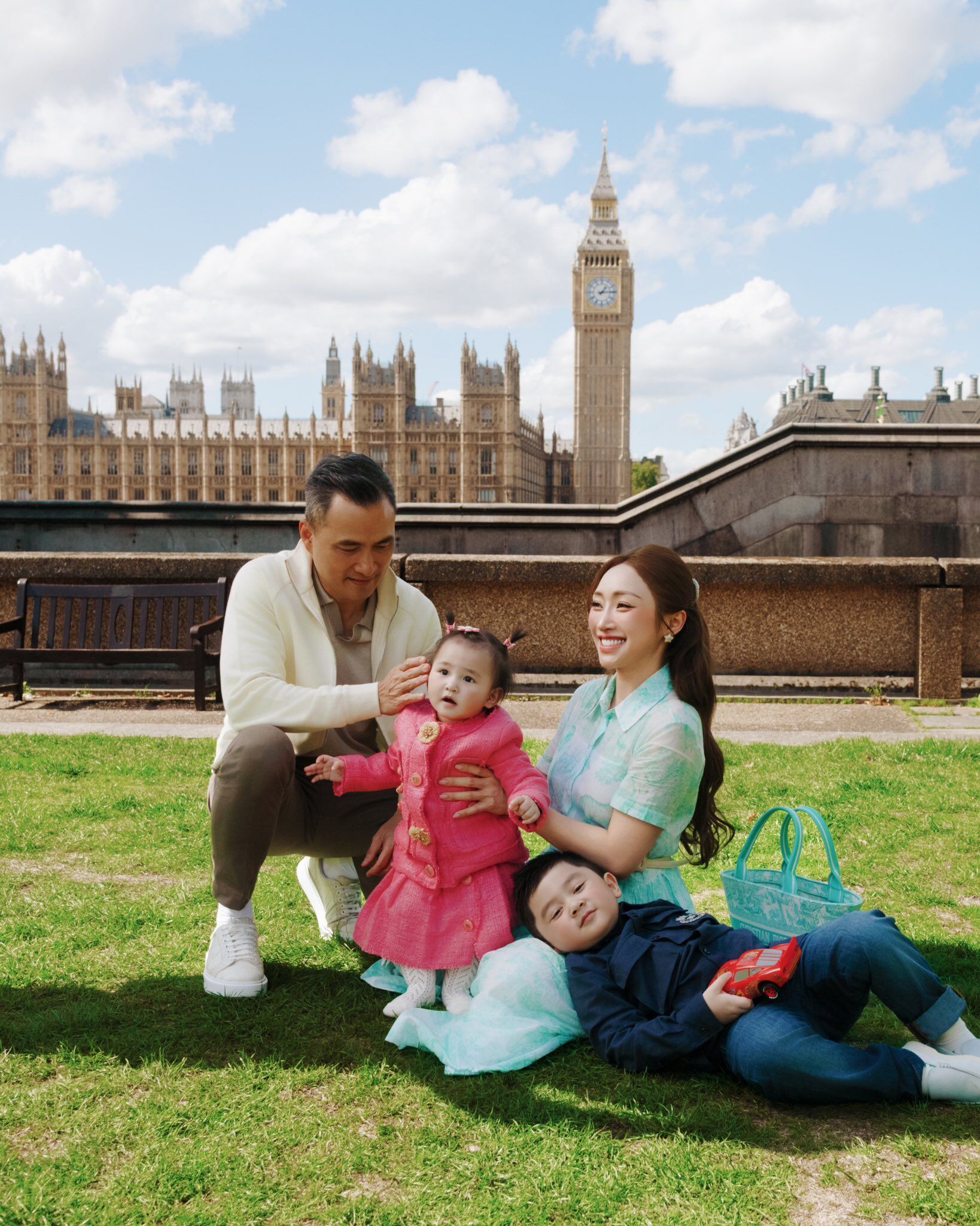 Vợ trẻ Chi Bảo "tiết kiệm chi phí" khi làm tiệc sinh nhật cho con gái, đặt tên tiếng Anh để ái nữ học trường quốc tế 7 Bộ ảnh đáng nhớ của gia đình Chi Bảo ở Anh Quốc.