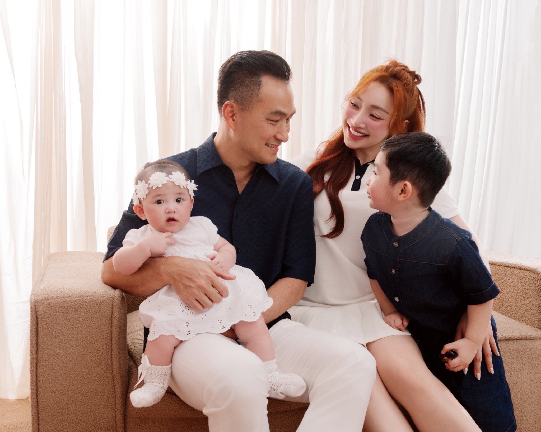 Vợ trẻ Chi Bảo "tiết kiệm chi phí" khi làm tiệc sinh nhật cho con gái, đặt tên tiếng Anh để ái nữ học trường quốc tế 8 Chi Bảo hạnh phúc khi gia đình có đủ nếp, đủ tẻ.