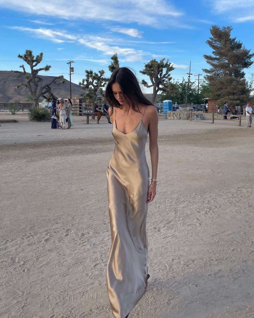 3 kiểu váy mùa thu lợi dáng, nàng U40 trông sẽ gọn và sang ngay- Ảnh 5. 3 kiểu váy mùa thu lợi dáng, nàng U40 trông sẽ gọn và sang ngay- Ảnh 5.