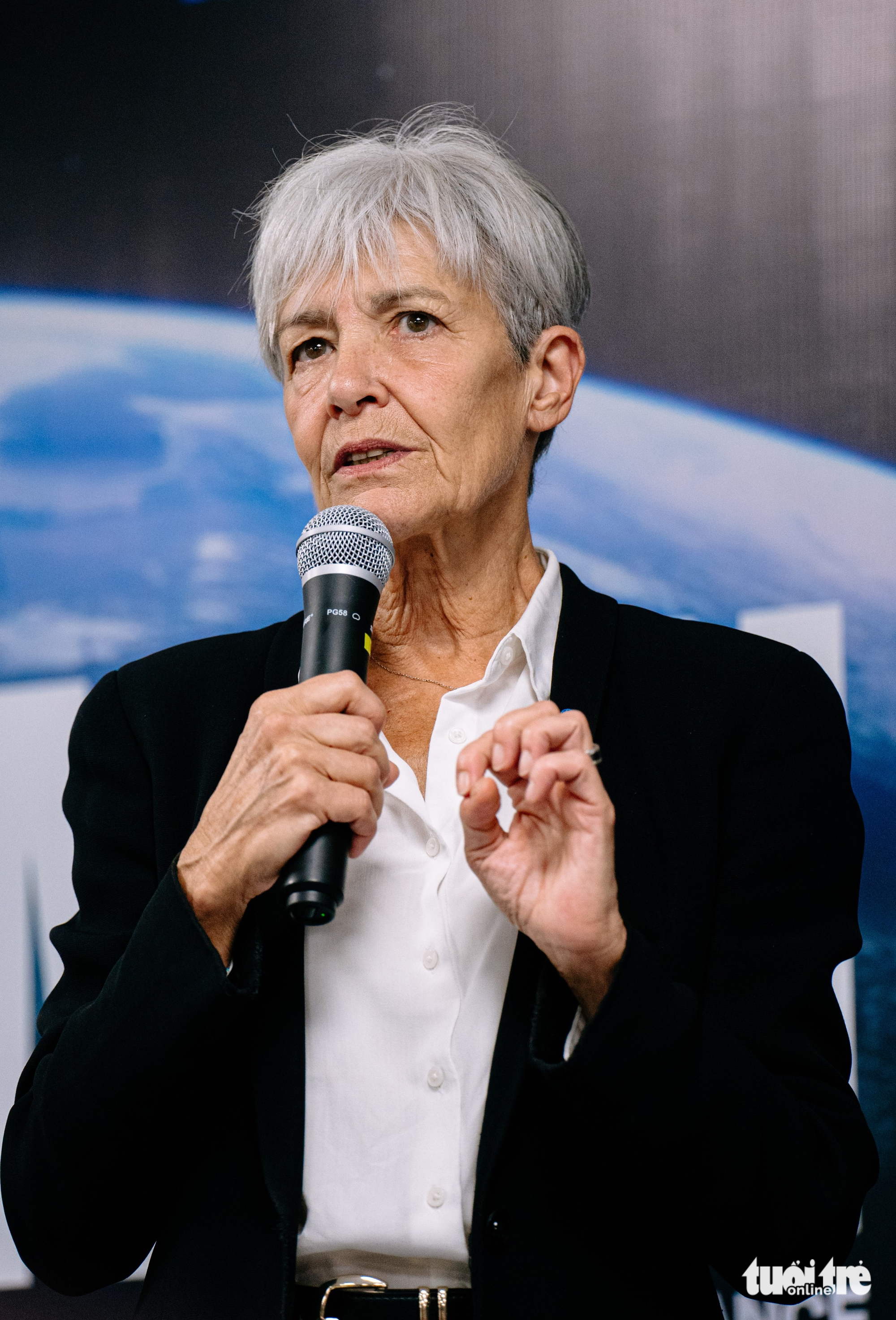 Nữ phi hành gia Pháp đến phường Sài Gòn nói về ‘duyên dáng của phụ nữ’ - Ảnh 2.