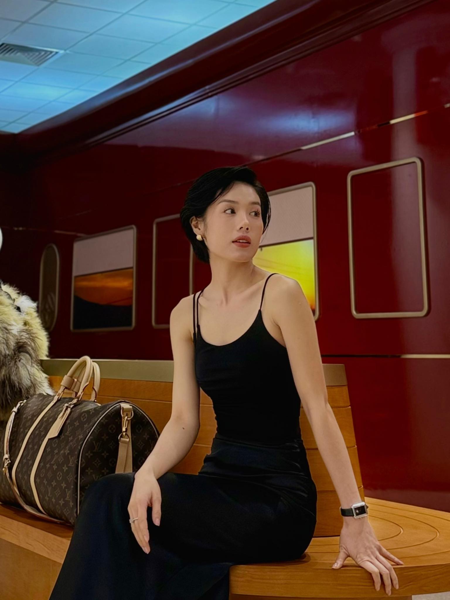 Nữ tiếp viên hàng không tóc ngắn trong Tử chiến trên không: Dáng đẹp, mặt cực xinh nhưng thứ lấn át tất cả là diễn xuất “nổi da gà”- Ảnh 8.