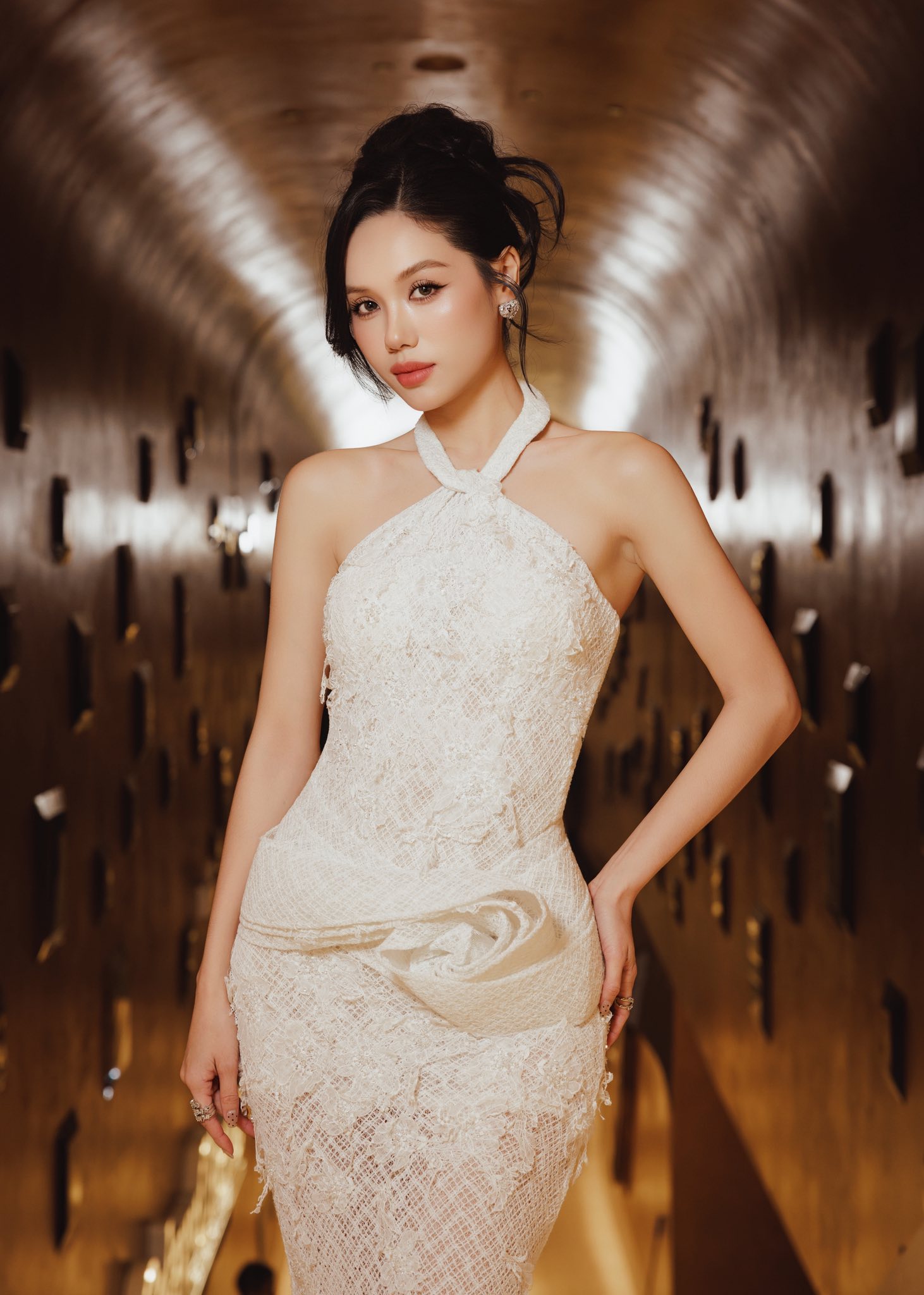 Nữ tiếp viên hàng không tóc ngắn trong Tử chiến trên không: Dáng đẹp, mặt cực xinh nhưng thứ lấn át tất cả là diễn xuất “nổi da gà”- Ảnh 13.