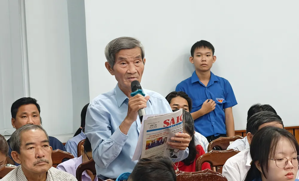 Ông Nguyễn Văn Mười (phường Trung Mỹ Tây) phản ánh AI đang bị một số người lợi dụng để phát tán tin giả, làm rối loạn thông tin. Ảnh: N. TÂN cu-tri-5-phuong-o-quan-12-cu-neu-y-kien-ve-toi-pham-mang-ha-tang-giao-thong-0.jpg