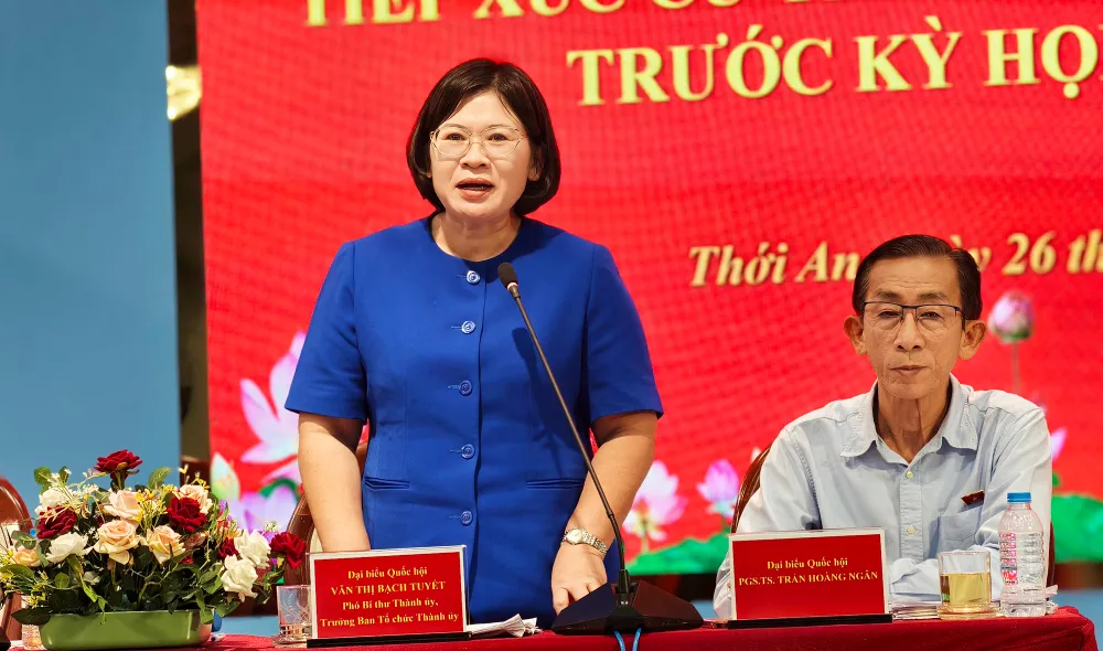 Bà Văn Thị Bạch Tuyết - Phó Bí thư Thành ủy, Trưởng Ban tổ chức Thành ủy phát biểu tại hội nghị. Ảnh: N. TÂN cu-tri-5-phuong-o-quan-12-cu-neu-y-kien-ve-toi-pham-mang-ha-tang-giao-thong.jpg