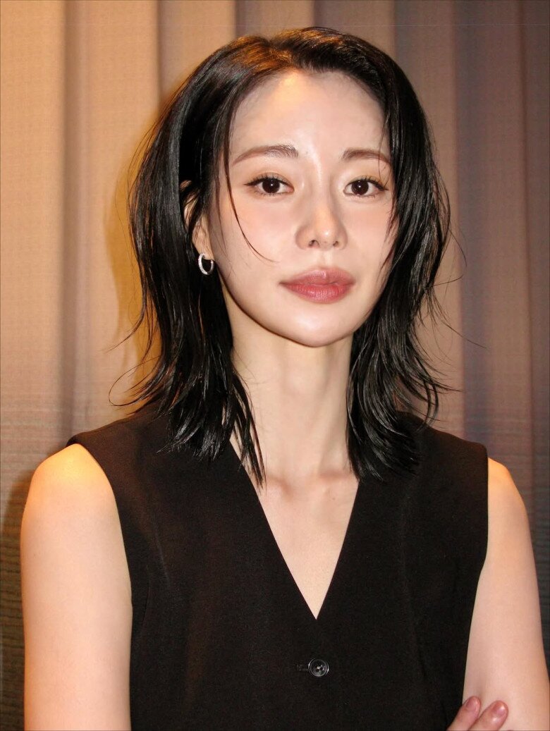 Ở tuổi 35, Lim Ji Yeon khiến công chúng ngỡ ngàng với vóc dáng gọn gàng, đường cong quyến rũ và làn da tươi trẻ. Bí quyết của cô nằm ở ăn uống khoa học, tập luyện chăm chỉ và duy trì thói quen đều đặn, giúp sắc vóc luôn rực rỡ bất chấp thời gian.