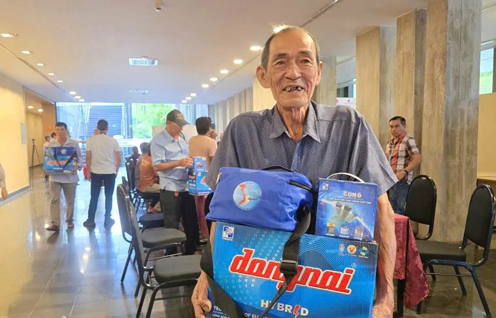 Ông Nguyễn Bảy với nụ cười hạnh phúc sau khi nhận quà của chương trình. Ảnh: LÊ KIẾN z7051421684053_9ca4f9be687c8a339e68016ccb1b3398.jpg