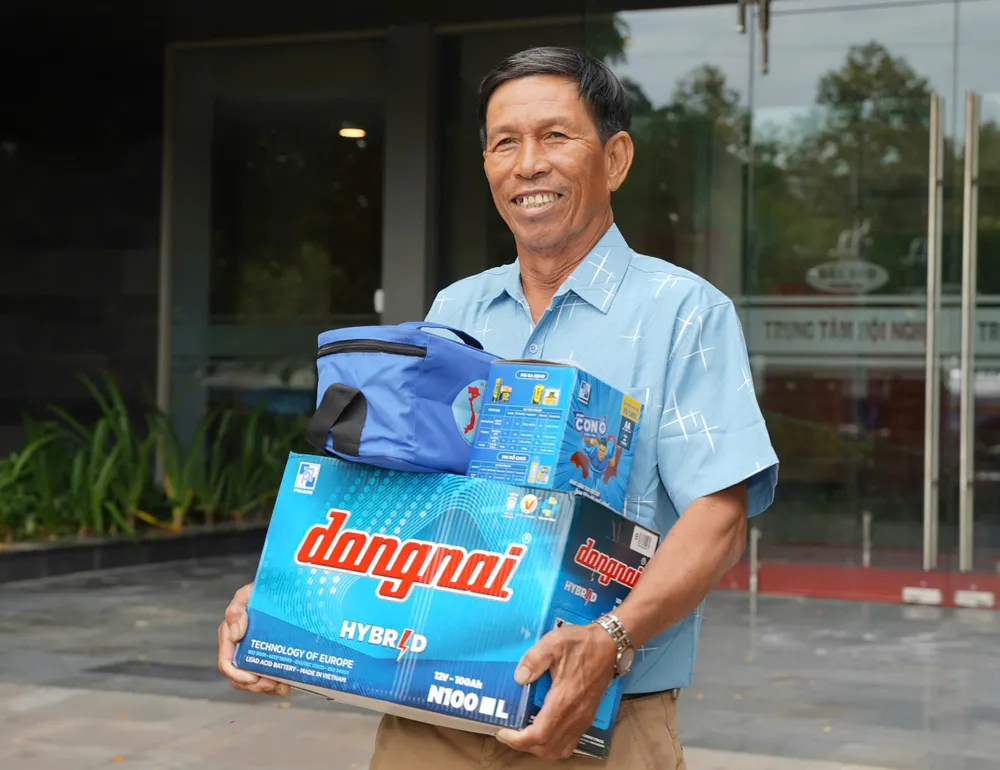 Ngư dân Gia Lai vui mừng khi nhận quà của báo Pháp Luật TP.HCM. Ảnh: THUẬN VĂN z7051463282999_8f220fbcc86a5604ea7281a2553c581d.jpg