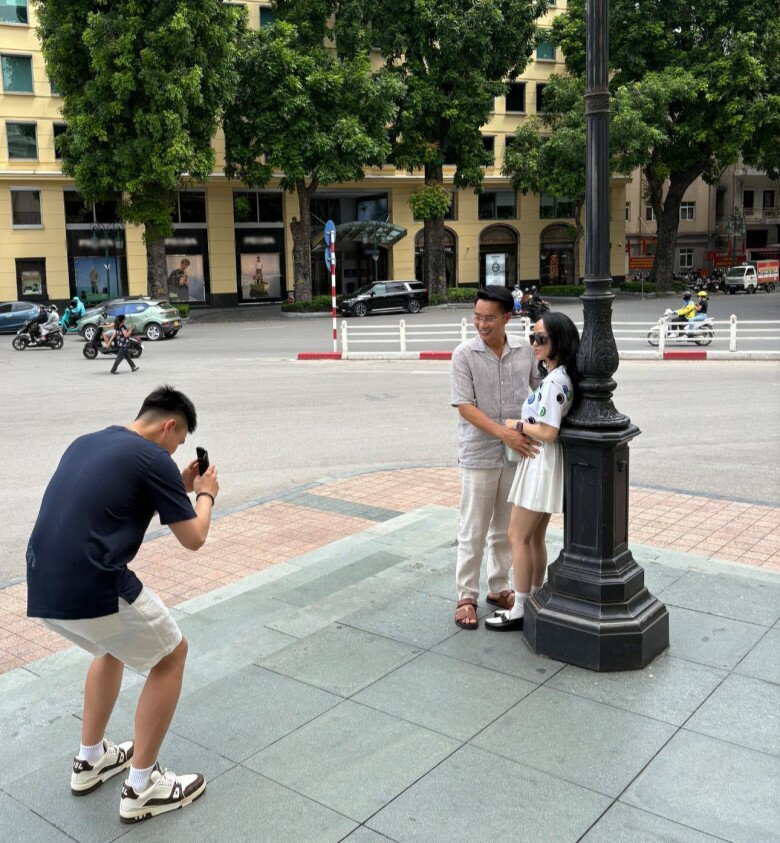 Con trai Hoa Thanh Tùng làm phó nháy cho bố mẹ.
