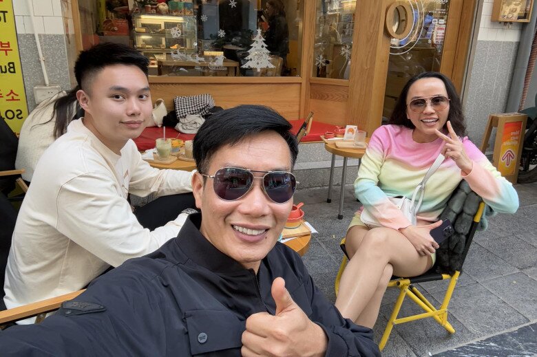 Hoa Thanh Tùng dành nhiều thời gian quây quần bên tổ ấm nhỏ.