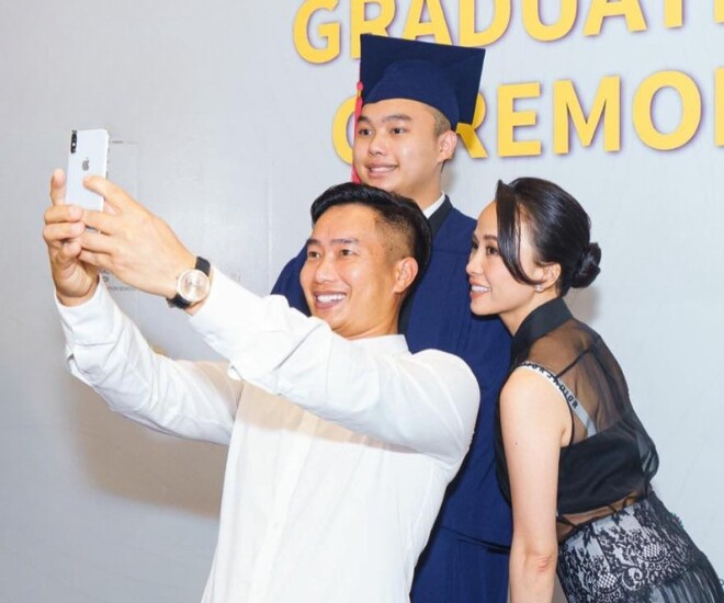 Năm 2022, vợ chồng nam MC hạnh phúc khi tham gia lễ tốt nghiệp trung học phổ thông của quý tử.