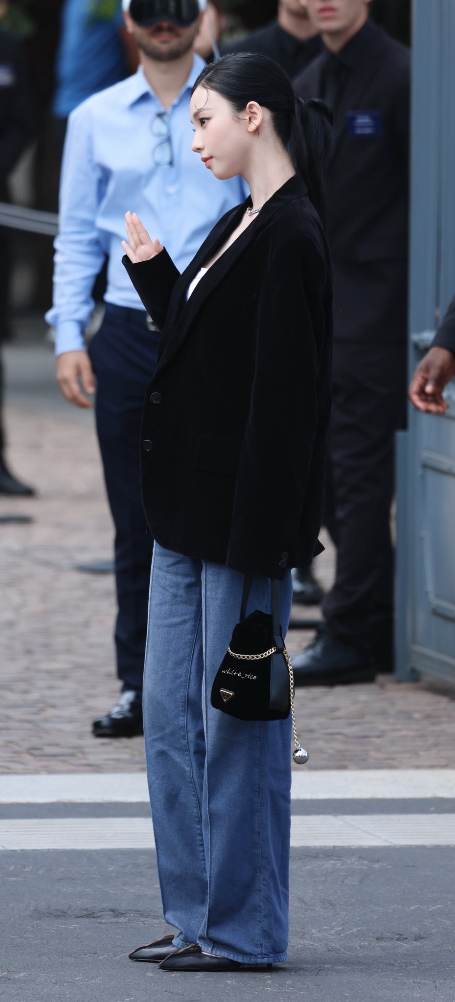 Show Prada hiu hắt đến tội, dàn Đại sứ đồng loạt mất tích vì đâu?- Ảnh 1.