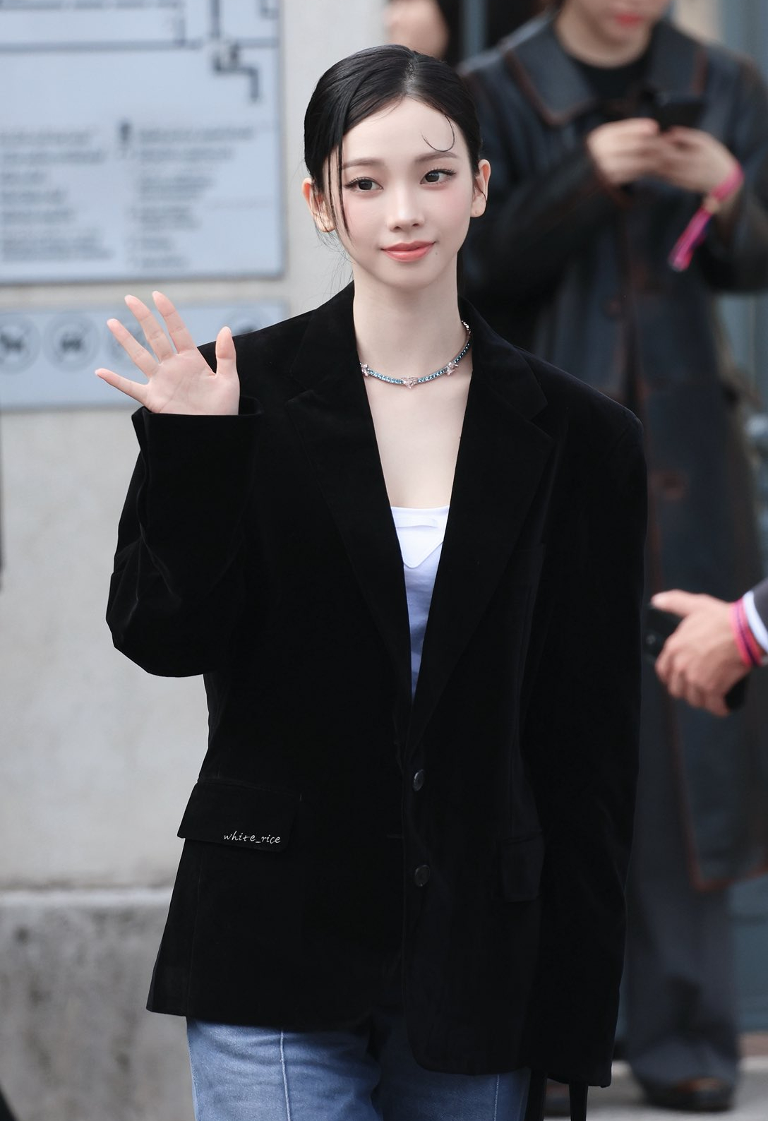 Show Prada hiu hắt đến tội, dàn Đại sứ đồng loạt mất tích vì đâu?- Ảnh 3.