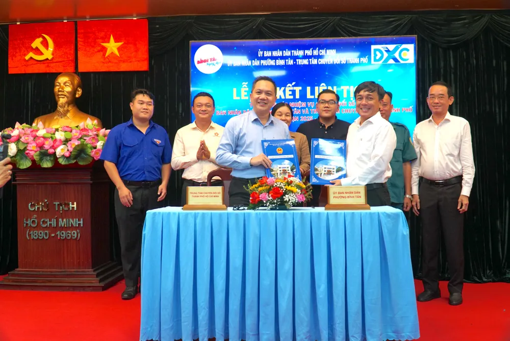 Thực hiện ký kết liên tịch, mỗi cán bộ, công chức, đảng viên phường Bình Tân cam kết hỗ trợ ít nhất 10 hộ dân tiếp cận App Công dân số TP.HCM. Ảnh: L.THOA chuyen-doi-so-2.JPG