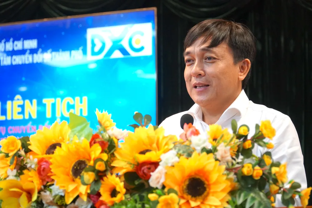 Ông Nguyễn Văn Sử, Chủ tịch UBND phường Bình Tân, đề nghị mỗi đảng viên tuyên truyền chuyển đổi số đến 25 hộ dân. Ảnh: L.THOA chuyen-doi-so-5.JPG